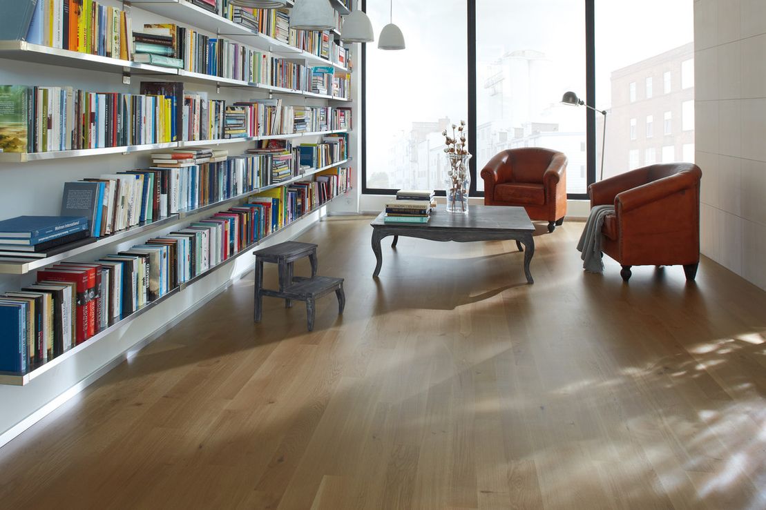 Holzboden mit Bücherregal